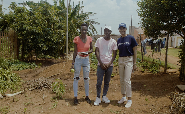 Happy Helpers Superstars Nomusa Dlamini and Ntando Maya in fourth place. Here they are in their garden with Discovery mentor Magdalene Kamau.