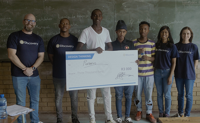 From left to right: Discovery’s Jamie Whittaker and Siphamandla Masuku with runners-up Moses Masemola, Kgotso Makhubela and Tumelo Mantswe. Next to Tumelo are Ashnee Gounden and Maria Carpenter.