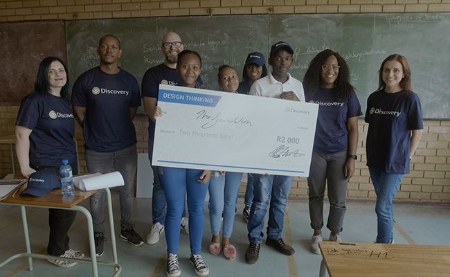 Front, from left to right: Chanice Monethi, Oarabiwe Mokaka and James Noguda came third and received a prize from the Discovery team (back).