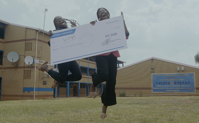 Sibongile Kgarebe (left) and Lindi Nhlapo (right), winners of the Discovery Design-a-Garden competition.